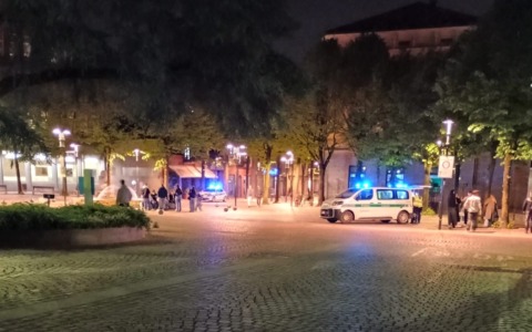 Schiamazzi in centro a Merate, il sindaco limita aperture e vendite di alcolici