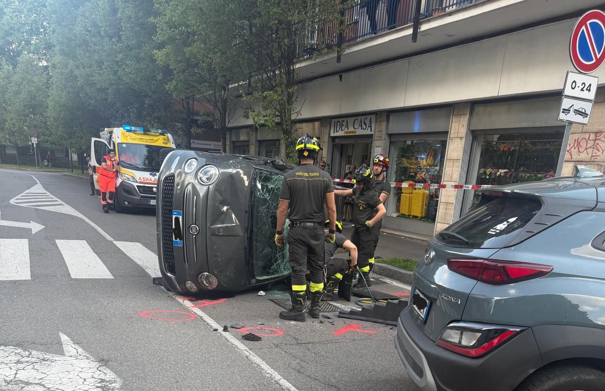 Scontro all’incrocio, un’auto si ribalta: ferita una 48enne