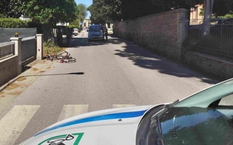 Scontro auto bici, arriva l’eliambulanza per la ciclista