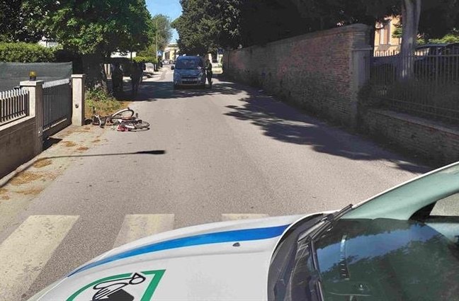 Scontro auto bici, arriva l’eliambulanza per la ciclista