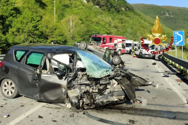 Scontro frontale sulla Salto Cicolana, tre feriti e traffico in tilt