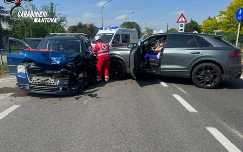 Scontro tra tre auto a Ostiglia: quattro persone coinvolte, tra cui una bambina di 5 anni