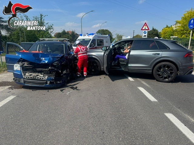 Scontro tra tre auto a Ostiglia: quattro persone coinvolte, tra cui una bambina di 5 anni