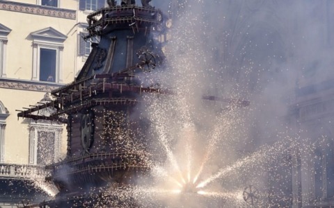 Scoppio del carro, il volo perfetto della colombina