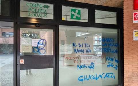 Scritte shock contro i vigili: vandalizzata la sede della Polizia locale