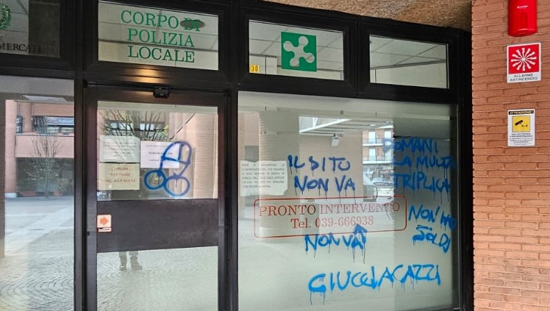 Scritte shock contro i vigili: vandalizzata la sede della Polizia locale