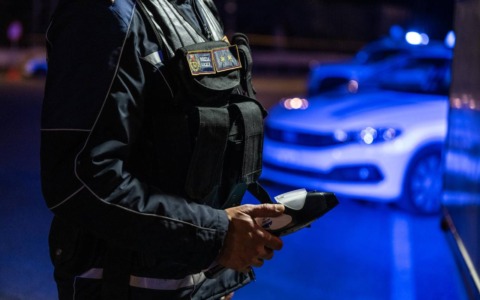 Senza assicurazione e revisione, donna aggredisce il comandante della Polizia Locale