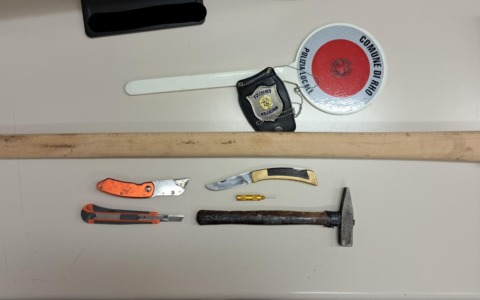 Senza patente ed assicurazione, ma con un arsenale di attrezzi da scasso: denunciato