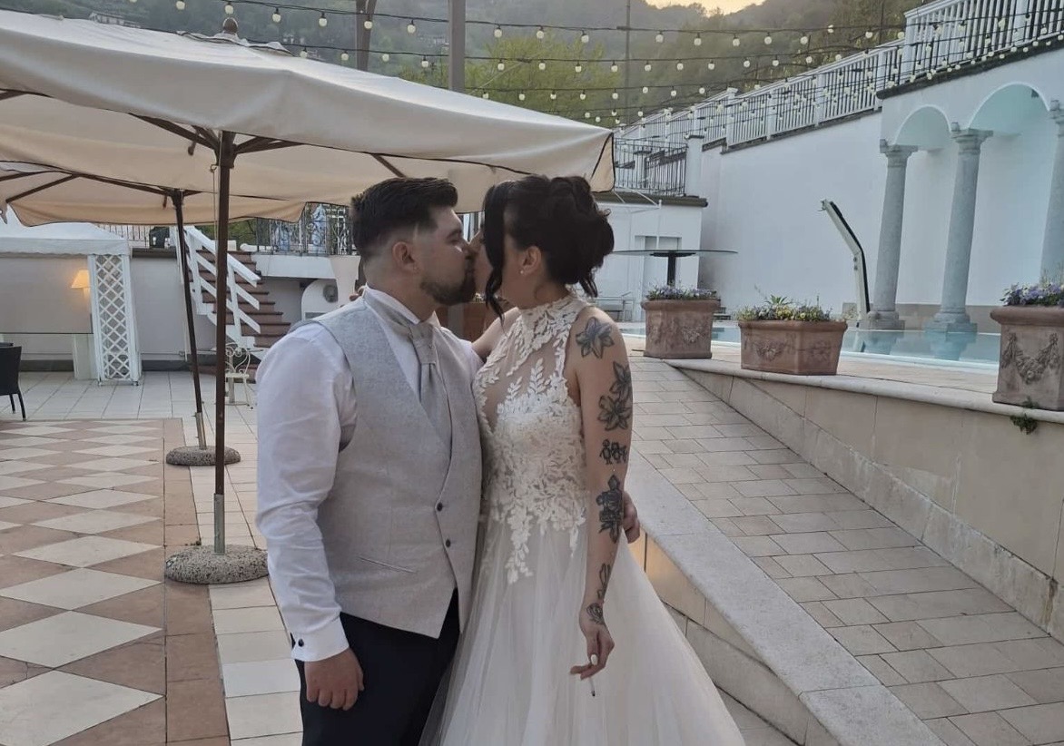 Serenata sotto le stelle:  la vigilia del matrimonio diventa indimenticabile