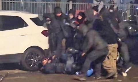 Sette minuti fuori dal cancello: nuova accusa per il giovane arrestato per gli scontri a Torino