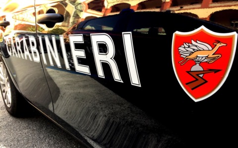 Sfondano la vetrina di una panetteria di Chivasso con un tombino: due arresti