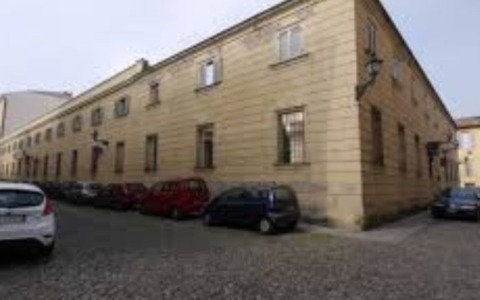 Sgomberati giacigli di fortuna in via Santa Chiara