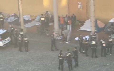 Sgomberato portico dell’Annunziata a Bologna. Le immagini