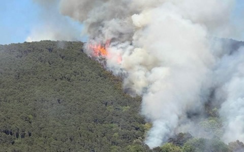 Si allarga l’incendio sul Monte Faeta, paura per il vento