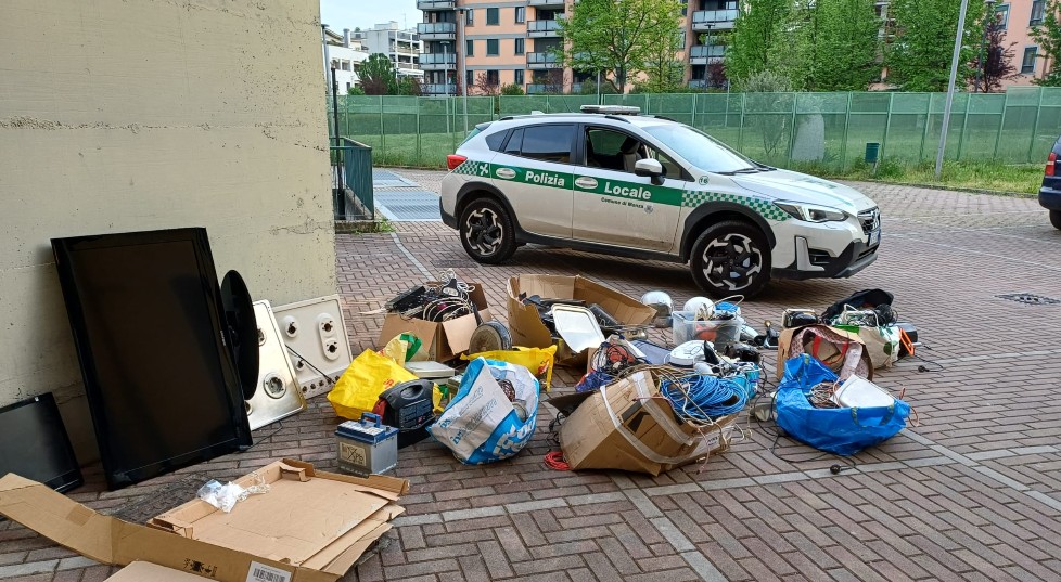 Si fingevano addetti della discarica per rubare rifiuti di valore