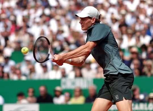 Sinner fatica ma vince: Bonzi battuto 2 set a 1