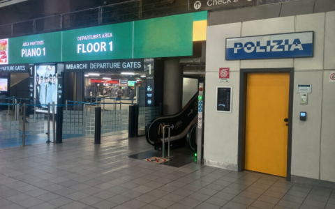 Smarrisce 2000 euro in aeroporto: la Polizia li ritrova e li restituisce