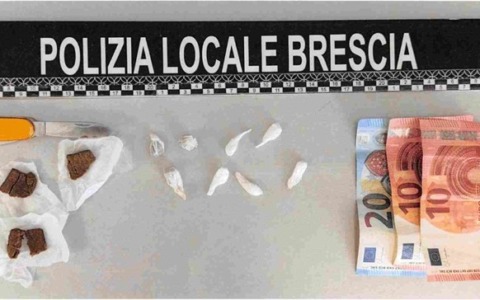 Spaccio, violenza e resistenza a pubblico ufficiale: arrestata una donna a Brescia