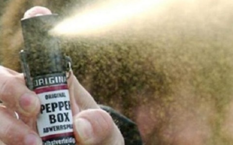 Spruzzano spray al peperoncino e scappano: denunciati