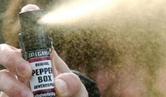 Spruzzano spray al peperoncino e scappano: denunciati