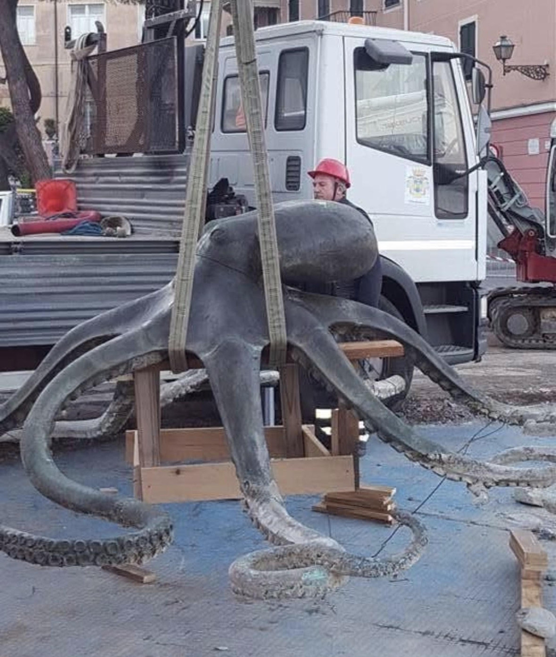 Statua del polpo a Rapallo: Carannante presenta un’interrogazione alla Giunta