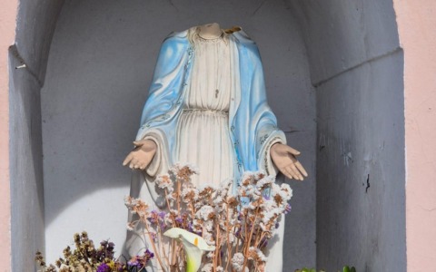 Statue decapitate nelle chiese, individuata la responsabile