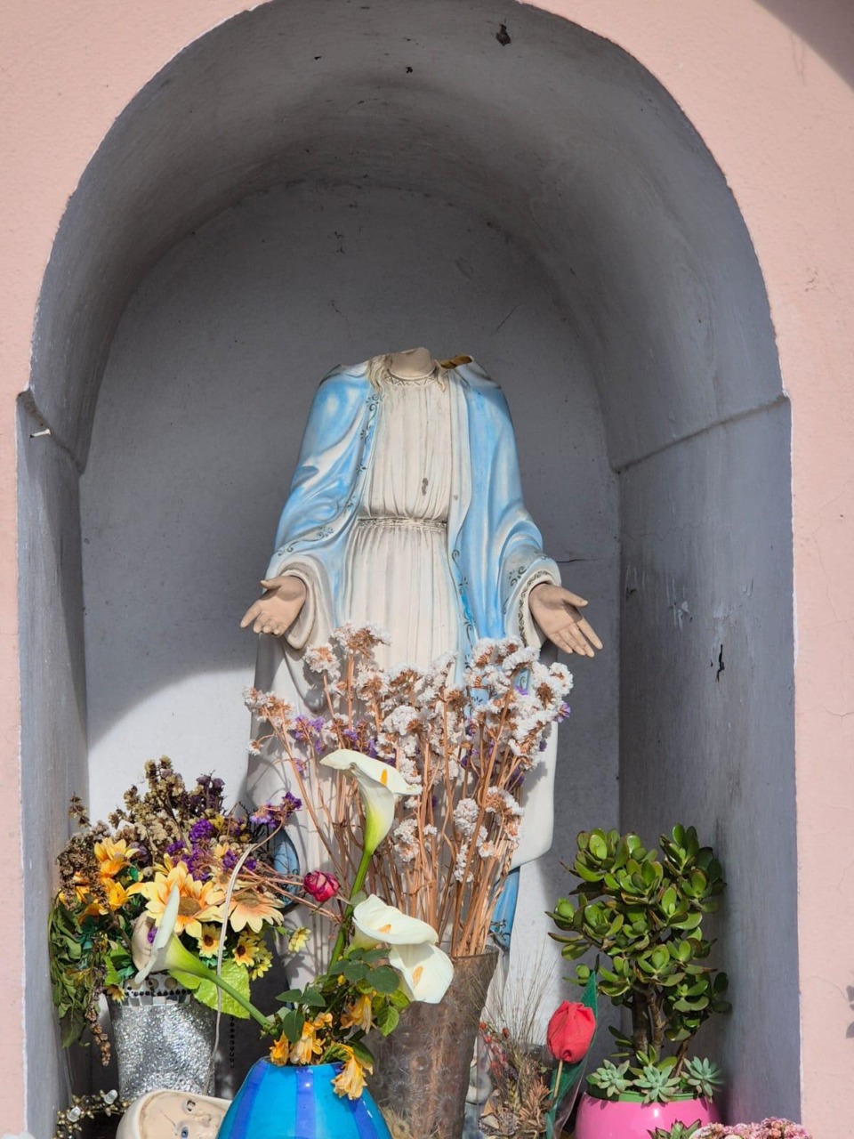 Statue decapitate nelle chiese, indagata una donna