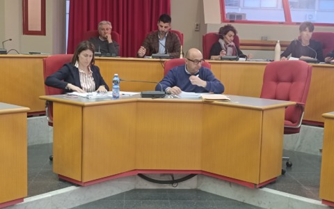 Taggia assegna le spiagge libere attrezzate ad Amaie Energia. Opposizione: “È contro la legge”