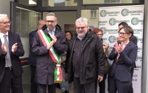 Taglio del nastro per la nuova sede di Confesercenti in via Brugnoli in centro storico