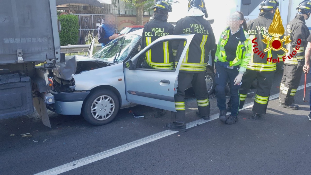 Tamponamento a catena lungo la Vigevanese, tre feriti