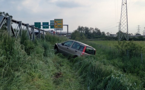 Tangenziale, auto finisce in una scarpata