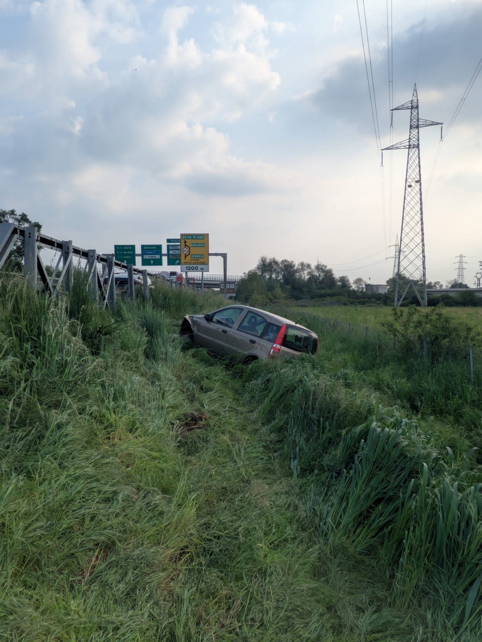 Tangenziale, auto finisce in una scarpata