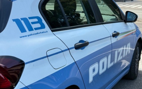 Tenta di investire la Polizia per sfuggire al controllo, l’agente spara