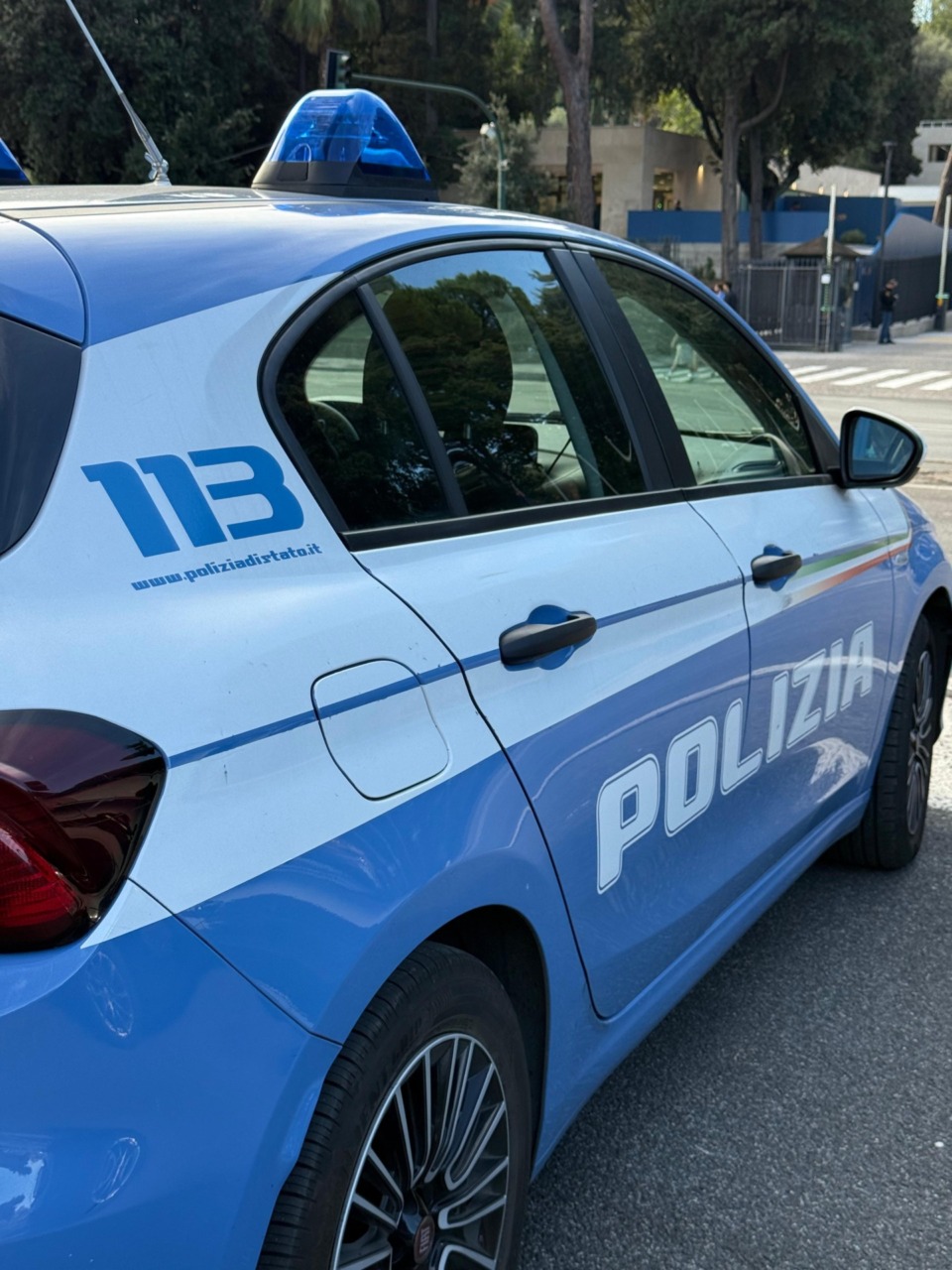 Tenta di investire la Polizia per sfuggire al controllo, l’agente spara