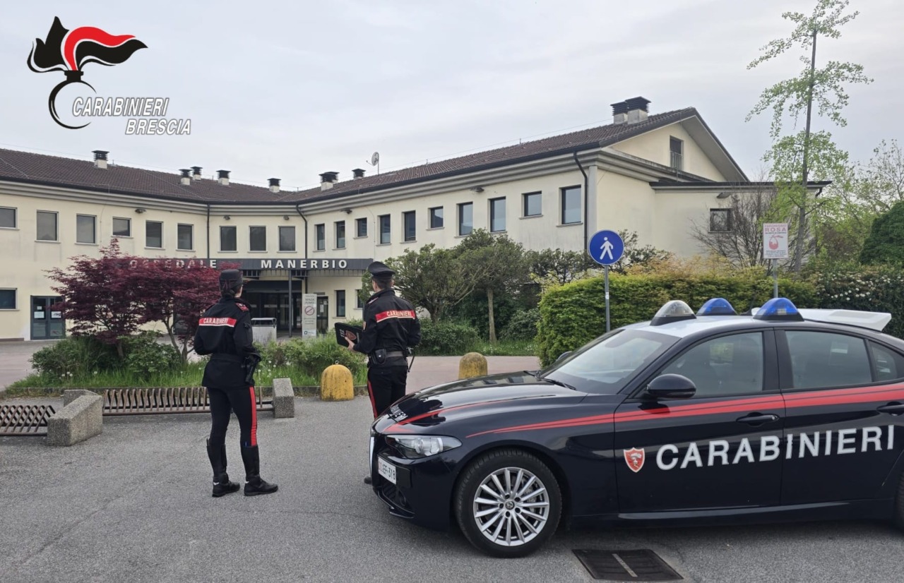 Tenta di rubare cosmetici da un’auto: sorpreso dai Carabinieri
