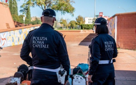 Tenta di rubare merce sequestrata e si scaglia contro un agente della Polizia Locale