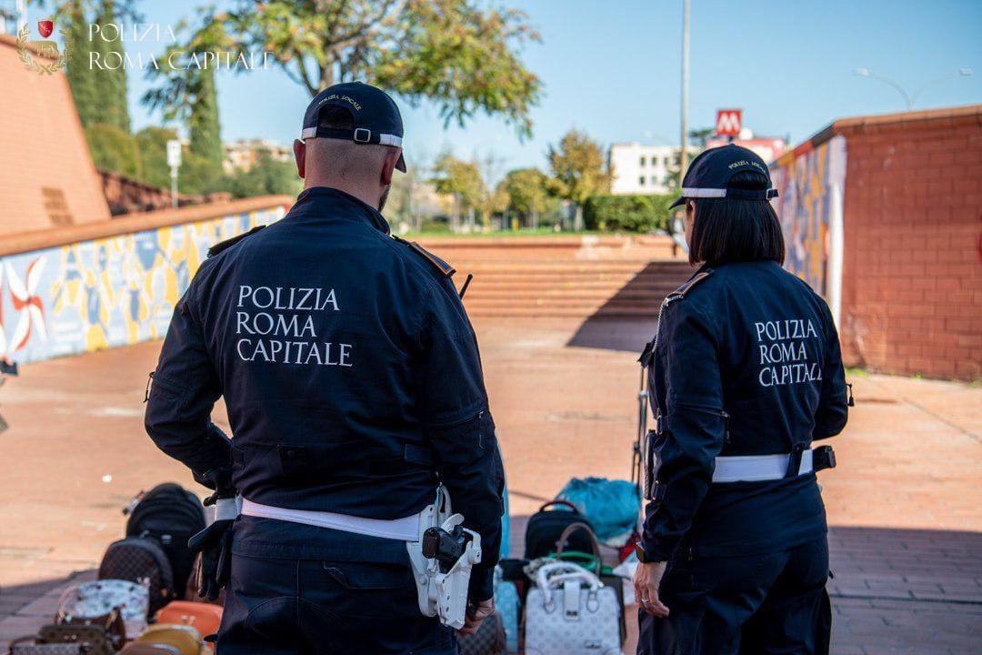 Tenta di rubare merce sequestrata e si scaglia contro un agente della Polizia Locale