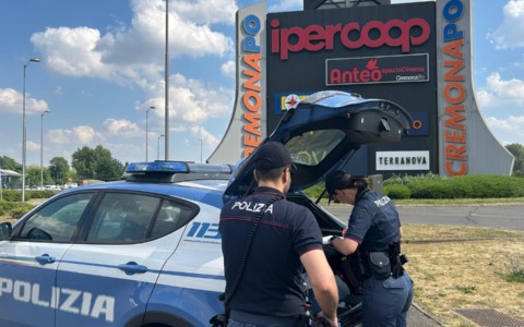 Tenta il furto di vestiti al Cremona Po: bloccata e allontanata con foglio di via