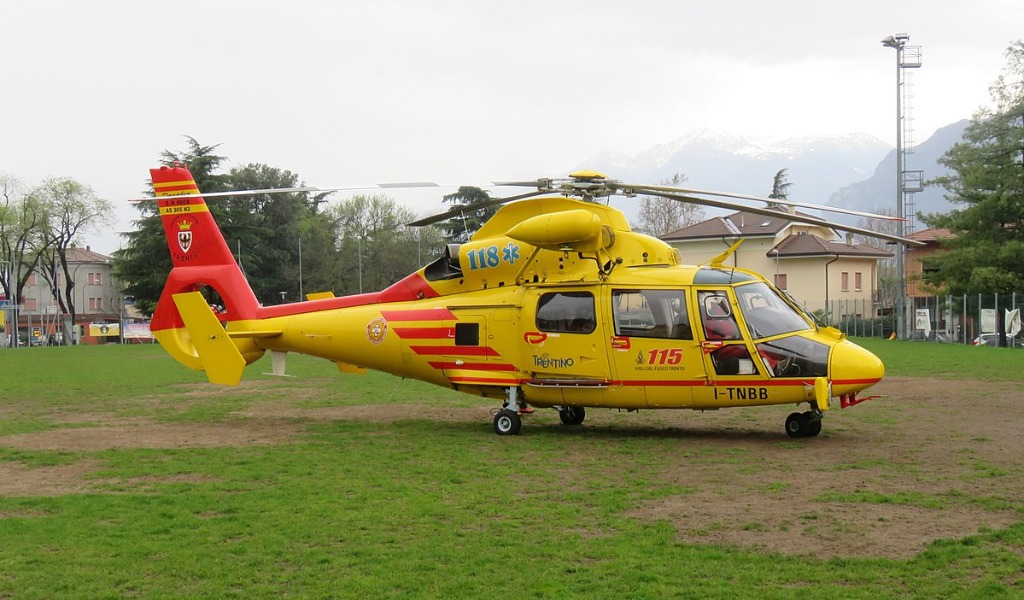 Tenta la fuga dalla comunità calandosi dalla finestra ma cade al suolo: 15enne in ospedale in elisoccorso