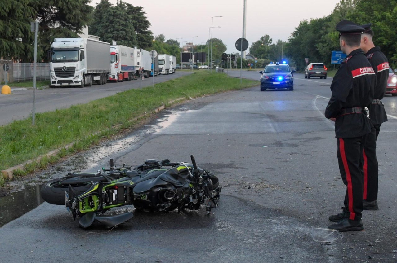 Terribile scontro al distributore sulla Sp13: motociclista soccorso in codice rosso