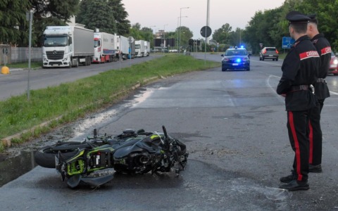 Terribile scontro al distributore sulla Sp13: motociclista soccorso in codice rosso