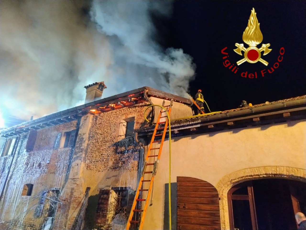 Tetto a fuoco in un residence di Volpago del Montello