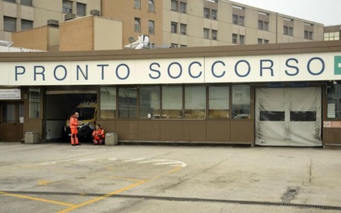 Torrette. Notte di super lavoro: 11 codici rossi in otto ore al Pronto Soccorso