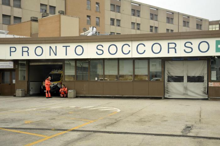 Torrette. Notte di super lavoro: 11 codici rossi in otto ore al Pronto Soccorso