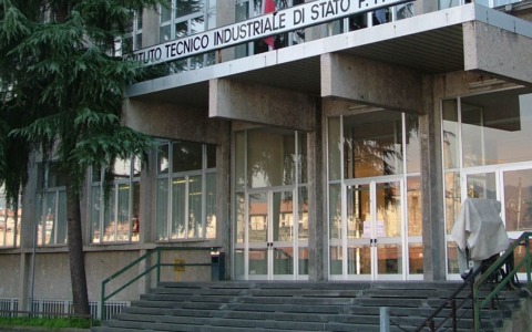 Tragedia sfiorata al Pelocapa: ragazzo tenta di lanciarsi da una finestra del terzo piano, prof lo salva