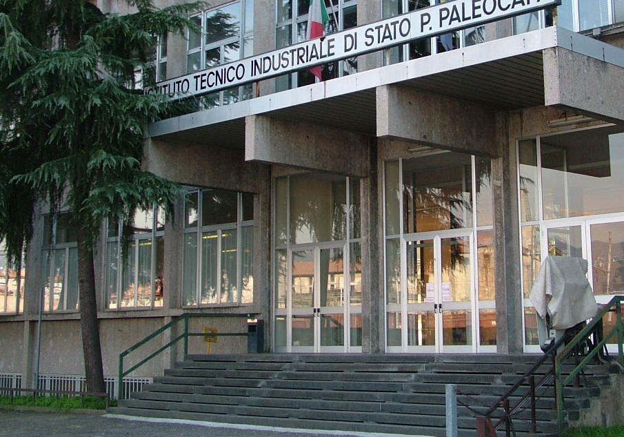 Tragedia sfiorata al Pelocapa: ragazzo tenta di lanciarsi da una finestra del terzo piano, prof lo salva