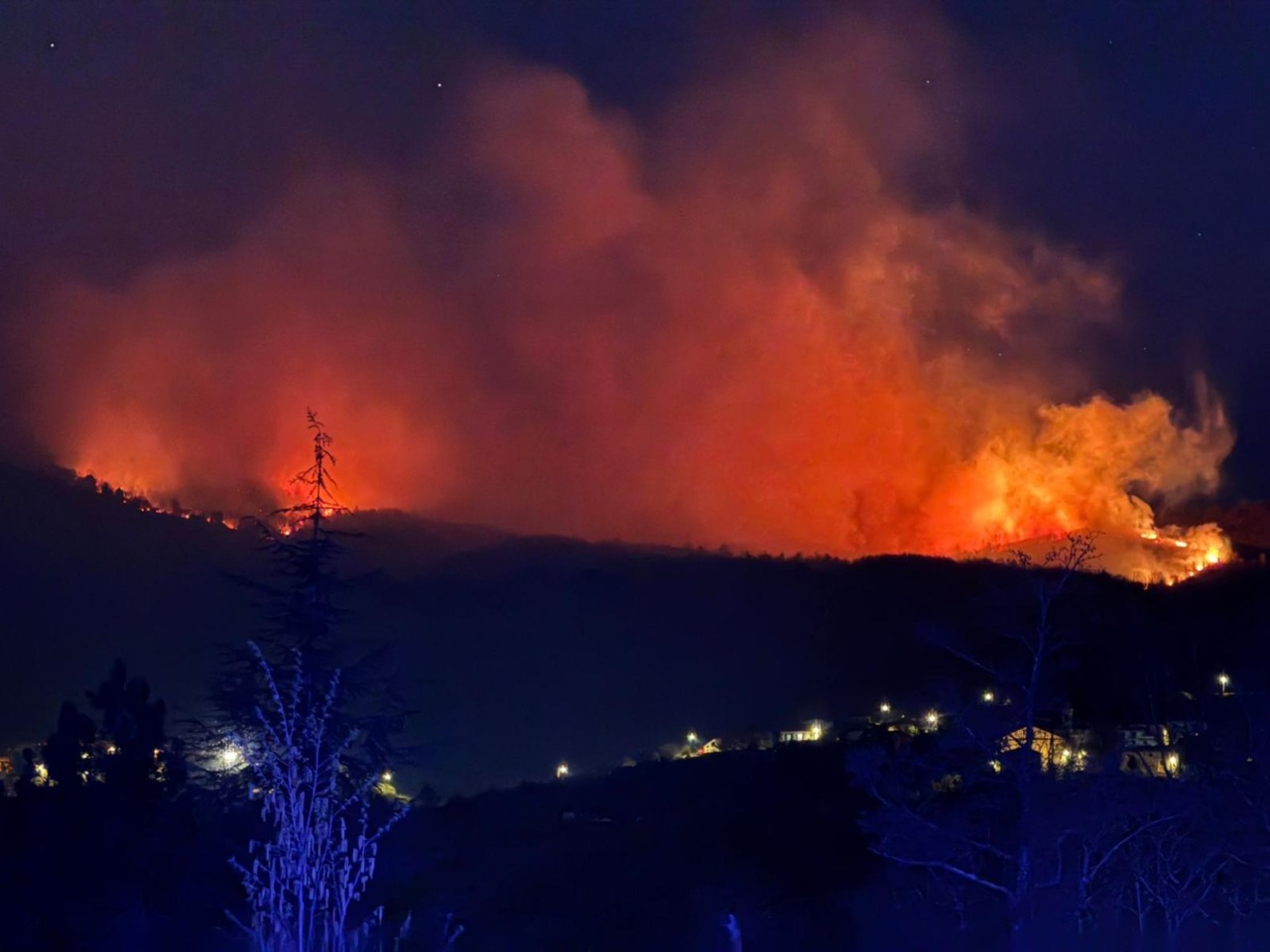 Tre incendi boschivi attivi in provincia di Imperia