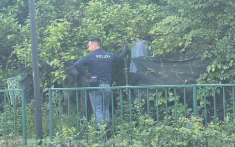 Trovato il cadavere di un uomo, indagini in corso
