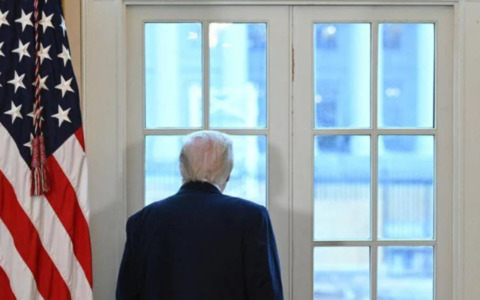 Trump colla nei sondaggi: contro di lui il 62% degli americani. Punto più basso del secondo mandato