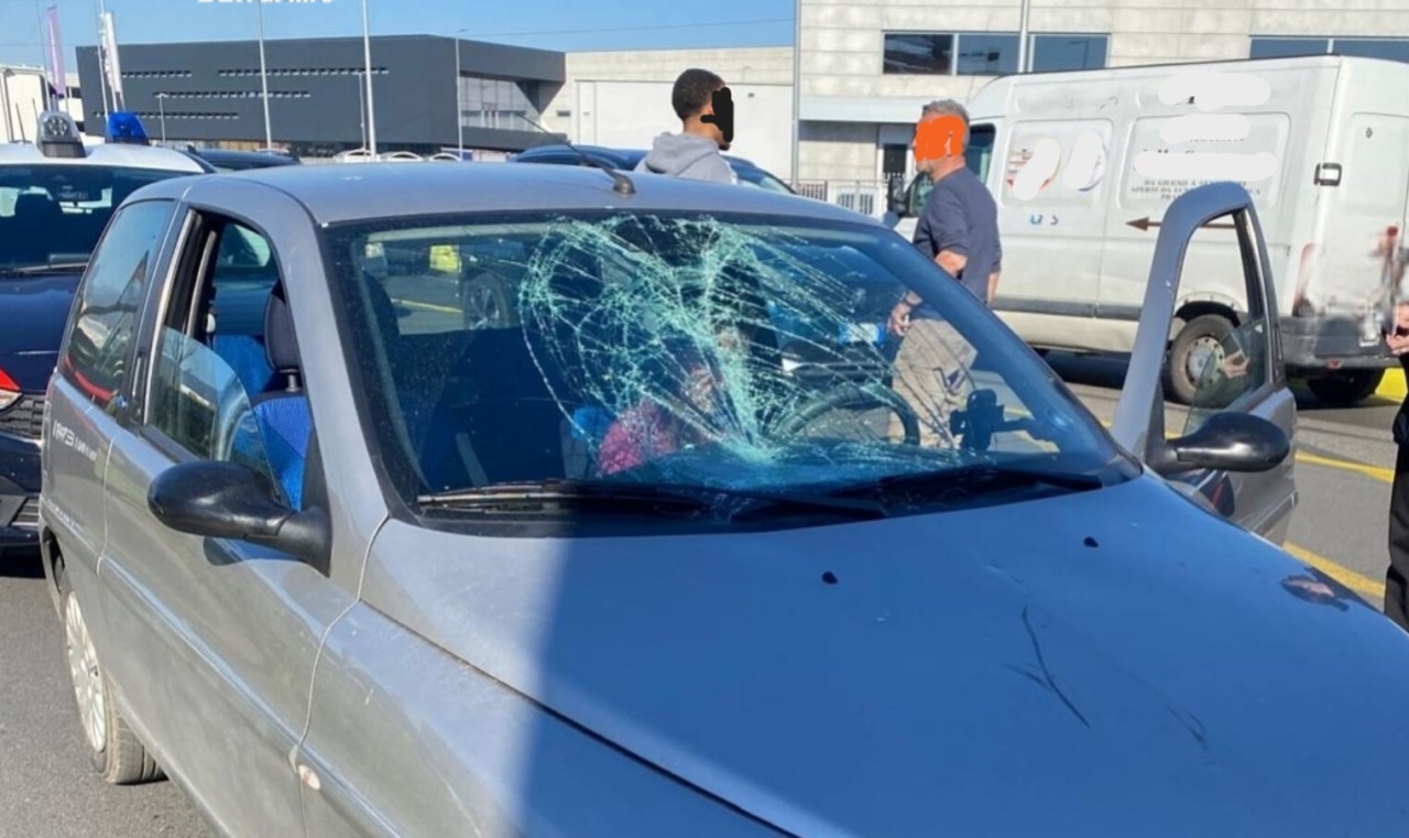 Ubriaca, investe due 17enni sulle strisce e fugge: arrestata